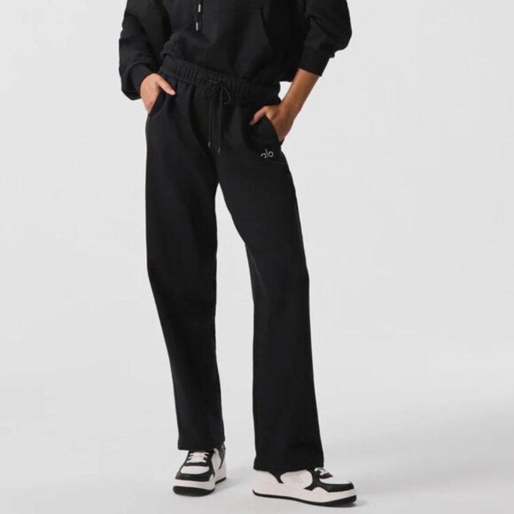 Alo Yoga Accolade Straight Leg Sweatpants in Black Chrome Logo